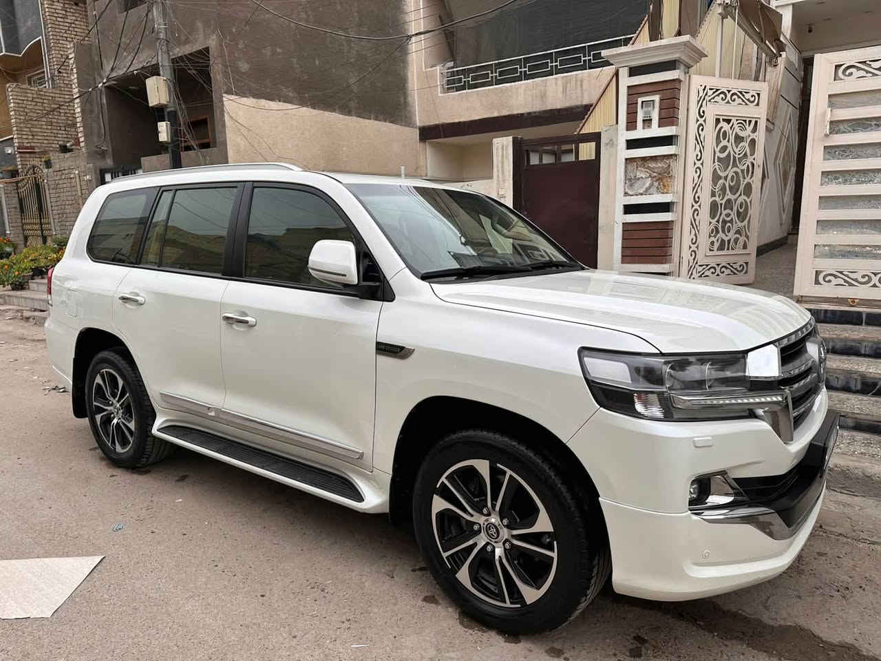 سلام عليكم
سيارة لاندكروزر GXR 2019
رقم سليمانيه ب اسم صاحب السياره نوع السياره بريم اصل معروفه مواصفات البريم فول مواصفات 
سيارة نظيفة كلش بمعنى الكلمة تجي تشوف بعينك سيارة بل واقع تخبل نصبتة كلش حلوة ونظيفة 
كفاله عامه من الضربه سياره استخدام شخصي ماشيه 130 الف مكان السيارة 
عنوان سيارة بغداد الشعب 
رقم : ***********
