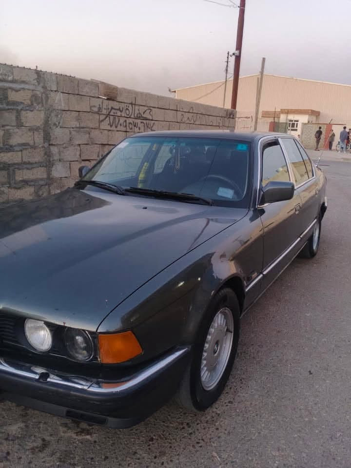 سلام عليكم للبيع بي ام 735 اصل موديل 89 رقم بغداد لونها رصاصي  رمادي محرك فل 6 سلندر گير محرك كفاله كهربائيات شغال مواصفات ديجتال غرفته الداخليه مرتبه يحتاجلها بولش ملاحظه تبريد ميشتغل كالوا كمبريسر مشروع وطني لل30 بطاقه بانزين بيها السعر المطلوب 44 وبيها مجال ***********

