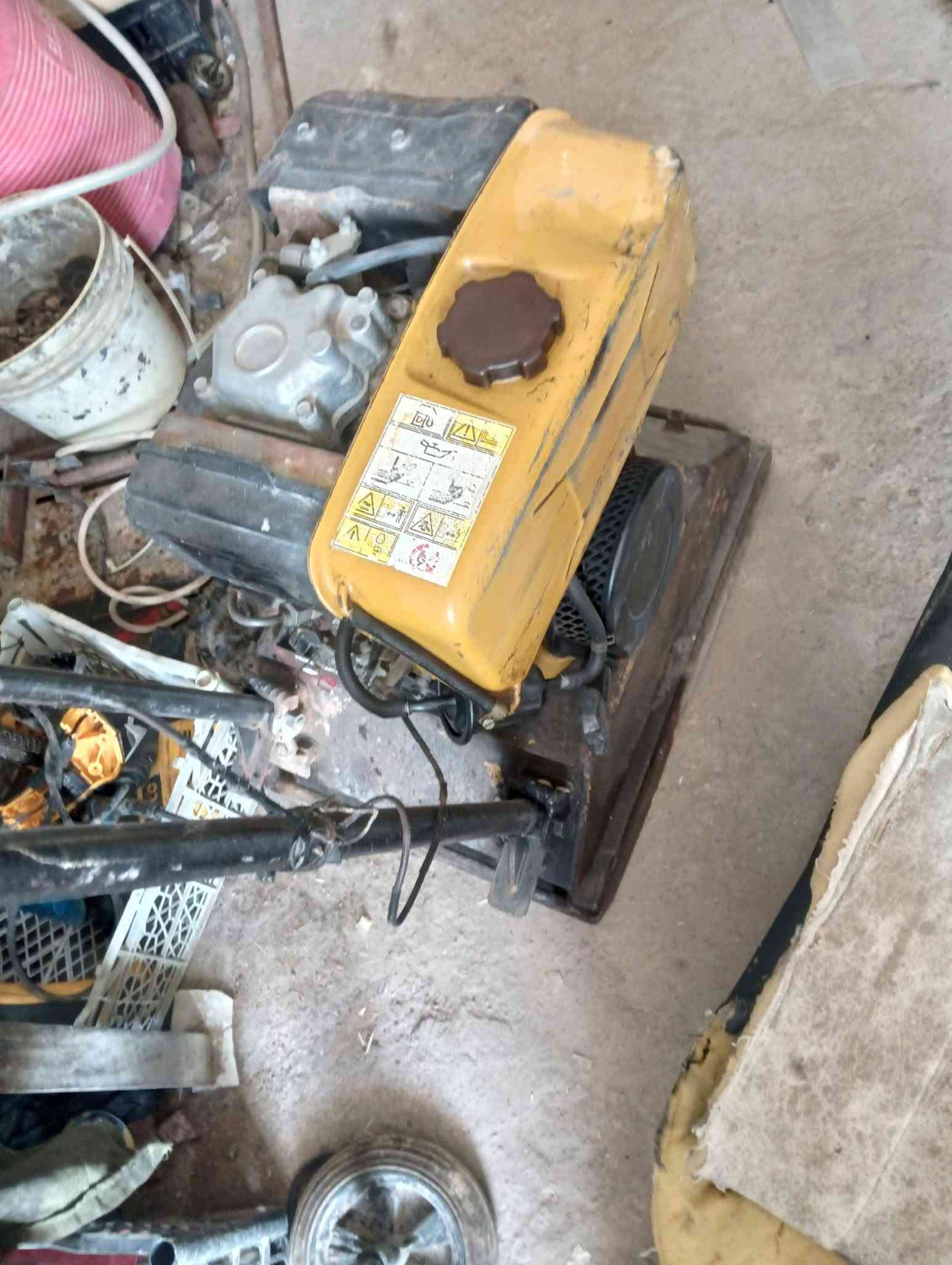 كوسرة جدارية نضافة 95% مع حادلة نوع ياباني للبيع *********** العنوان ميسان قلعة صالح
