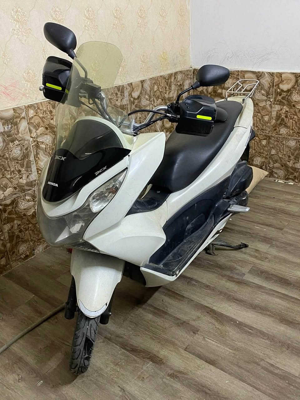 سلام عليكم 
pcx الجيل الاول
ياباني محرك 150 
دراجه ضارب العقل مالتها فقط البقيه كله شغال باتري جديد بلك جديد فيت بم جديد ادامه كامله للدراجه بس العقل ضارب 
ب٨٠٠ وبيها مجال بسيط 

بغداد ***********
