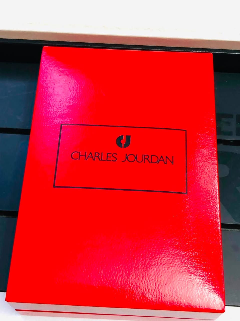 قداحة تشارلز جوردان
(Charles Jourdan)
تم تصنيعا بواسطة شركة ديبون الشهيرة
انتاج فرسي تغليف ذهب 20 مايكرو 
غاز - حجر - نقشه مميزة 
لوك غير مستعملة مع العلبه الأصلية 
للاتصال ***********
