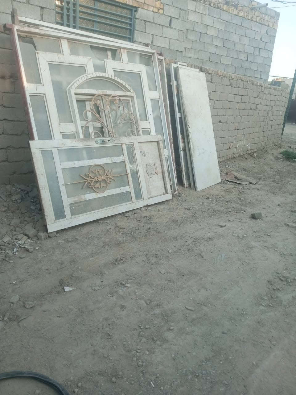 السلام عليكم بيبان وشبابيج مستعملات عشر، قطع ينباعن شلع ***********
