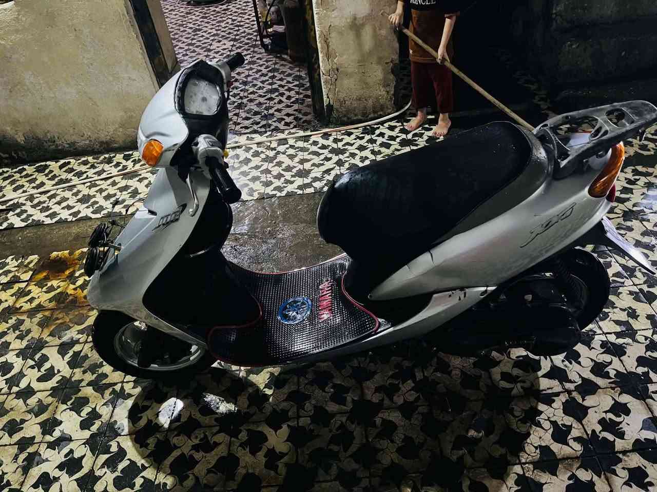 سلام عليكم ماطور للبيع محرك ما مفتوح قبق هندره بس مبدل قايش كهربائية شغل سلف يردله بطارية ماطور نضيف مكاني حي بكر قرب جامع بديع رقم *********** سعر ٤٥٠ بي مجال
