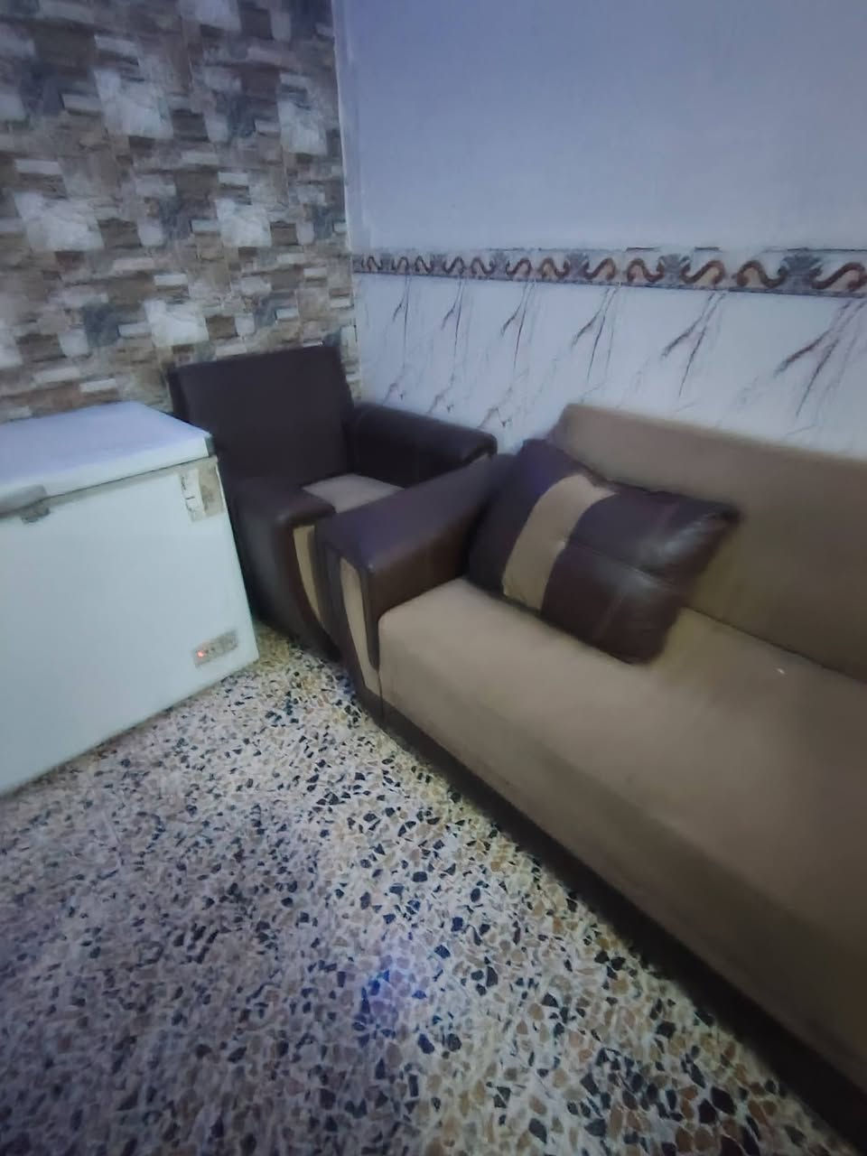 تخم للبیع السعر ٣٠٠ وبيه مجال بسيط التواصل عبر الاتصال على الرقم الثاني *********** الموقع حي الحكيم شارع افران المهدي قرب جامع الرحمن الواجهه الاتصال على الرقم الثاني ***********
