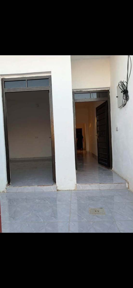 السلام عليكم بيت بحي بلفرسان البيع 
مساحه 100 عند جامع روف رحيم 
سعره 33
رقم. ***********
