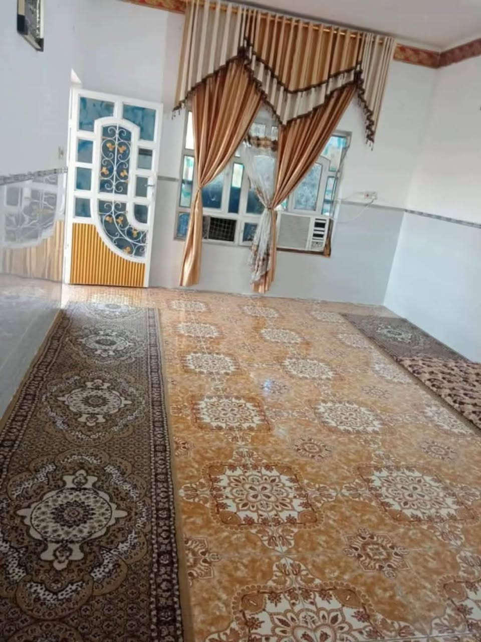 🏠بيت للبيـــــــــــــــــع🏠
📍موقع البيت في الوحدة قرب المستشفى وقرب 
جامع الهداية.

🔸المساحه:200م.

🗒️ملاحضة/الفرع يطل على شارع مبلط.

💵السعر 40مليون وبي مجال.

❓للاستفسار:مراجعة مكتب حسن للعقار 
📍عنوان المكتب في جلولاء داخل سوق جلولاء مجاو. 
مصور عادل .
هاتف***********📞
واتساب***********📞
