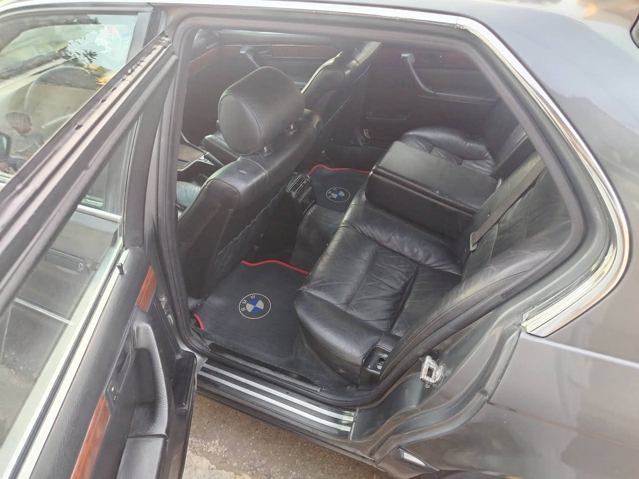 BMW - 735 - فل 1991
***********

*********** 

 تبريد ثلج ويه السويج

مراوح كهرباء 

رقم نينوئ جديد انكليزي واني الشرعي ورقم مميز

كير + مكينة شرط 

كشنات جلد اسود جديدة كهربائية

صبغ جمالية فقط بدون ضرر بدون دواخل

طخم تايرات جديد مع الباتري قبل شهر مشدودات

حداديه امامي وخلفي جدد

دبل جكمجه وداخل صاج

منضومة لايت زينون

سيارة بلادية حتئ مثبت السرعة شغال

قفل اكسل شغال
السعر ٦٥

...... غير متواجد ع الفيس.....
