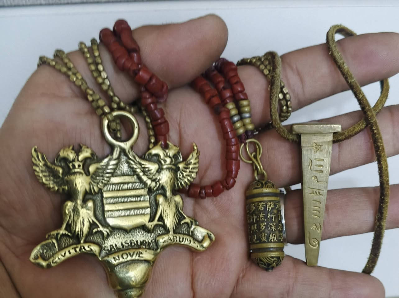 محابس فضه وسبع معادن وأحجار كريمه مصوره وأحجار مصوره نقش قديم واساور وقلاده سبع معادن للاستفسار ‏‪***********‬‏واتساب
