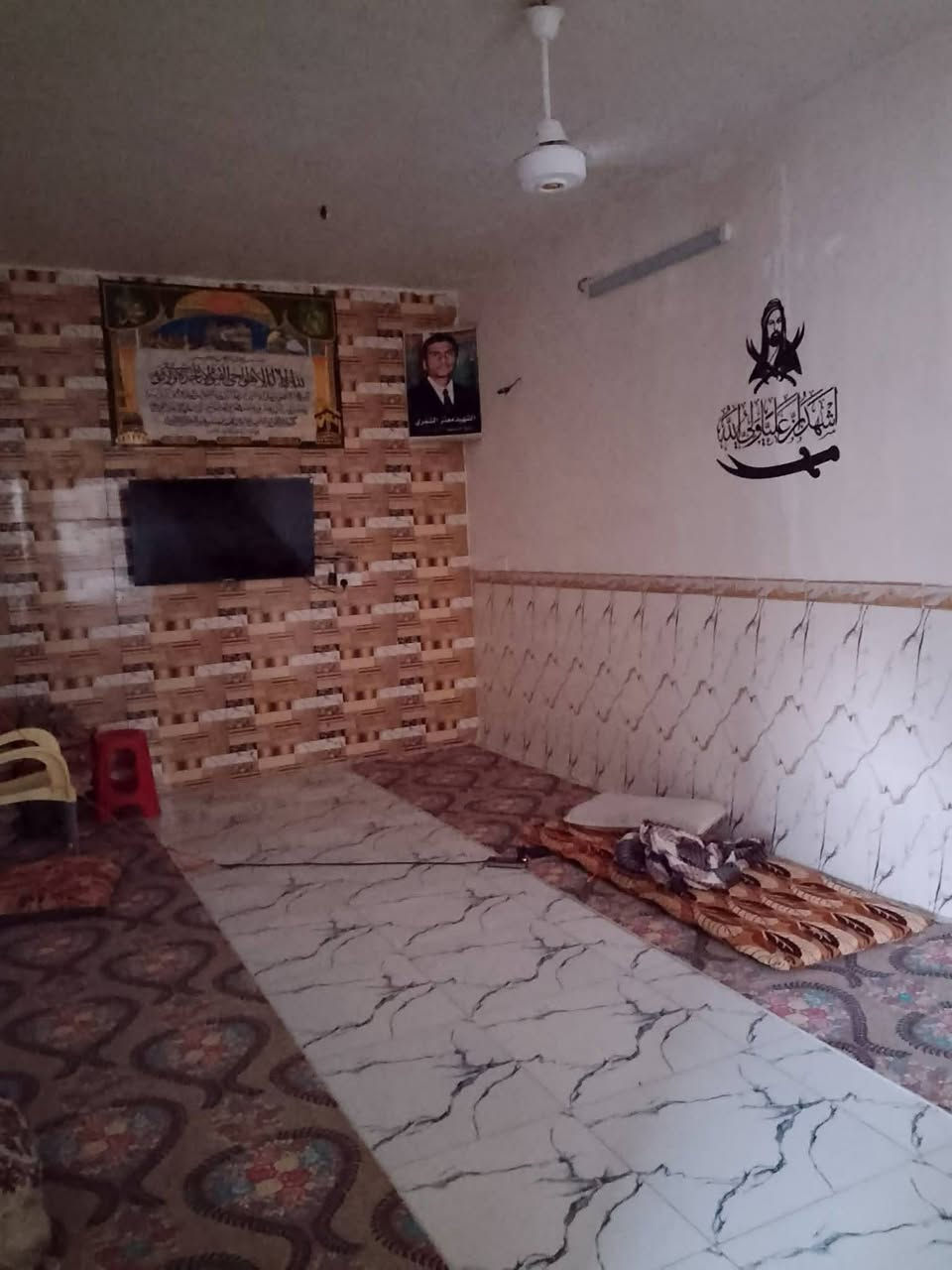 بسم الله الرحمن الرحيم
-بيت للبيع المساحة230

-العنوان مقبيل النازحين يبعد عن شارع العام ١٠٠متر نهاية الخط الاول 

-ستقبل +صالة +غرفتين نوم+مطبخ+ترك خلف المنزل+مجمع صحيات +طرمة كبيرة 

-خدمات ماء خطين+كهرباء+مولد سحب +انترنيت ضوئي

-نوع البناء طابوق درجة اولى + مجهز بمجاري عامة +سراميك كما وضح بالصور +ارضية بورسلين 

اتصل ع الرقم ***********
