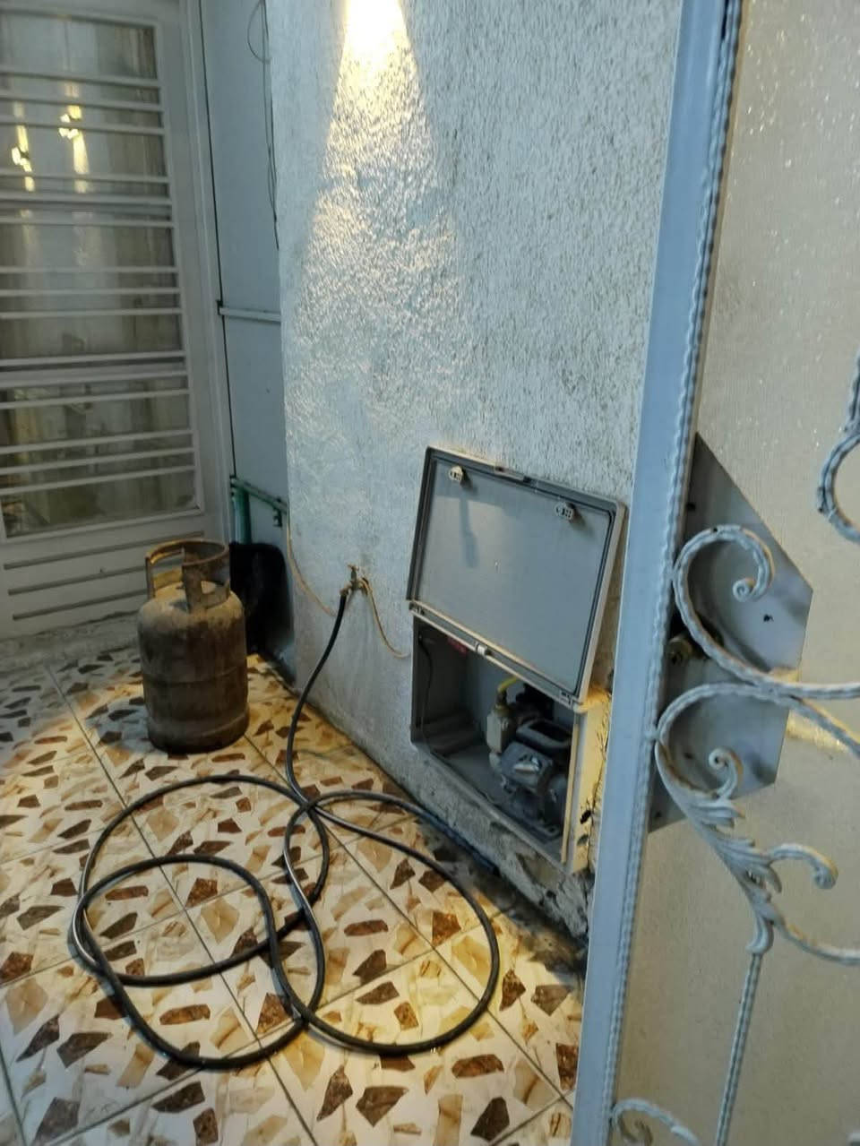 الدار للبيع يحتوي على غرفتين و منورين و حمامين داخليه وخارجيه وصاله وحولي ومطبخ (مربع الأول بيت حسن علي ) فرع قصابه الانباري //مساحه البيت ١٢٥متر //واجهه ٨ (سند ٢٥) ورقم تليفون  ***********. سعر
