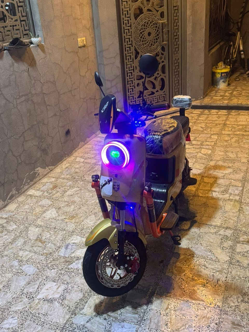 السلام عليكم دراجة شحن للبيع نوع x900
موديل 2026✅

5 بطاريات الضغار 16 امبير الولي  ✅

نطام p✅

نظام R رجوع على الخلف✅

منفذ يوبياءس ✅

قفل ستيرن✅

لايت عالي ناصي ✅

اشاير يمنه ويسرة ✅

دبل اشارة ✅

بلوتوث ✅

هورن ✅

الدراجه جديده بمعنى الكلمه ما بيه اي نقص 

المكان  / بغداد / البلديات 

السعر / 390 وبيه مجال بسيط 

الاستفسار ***********
