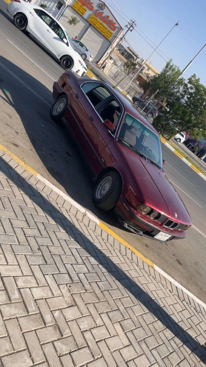 سلام عليكم 
بي ايم موديل 1991
رقم كركوك سنوية ب2023منتهي
كيرمحرك خير من اللة 
كير عادي 
حجم525بلاد 
شرت تحويل 
دواخلها حلو 
تايرات جديد 
كهربايي كلة شغال 
اربع جامات كهربايي 
سعر 35بيها مجال 
*********** كركوك, العراق
