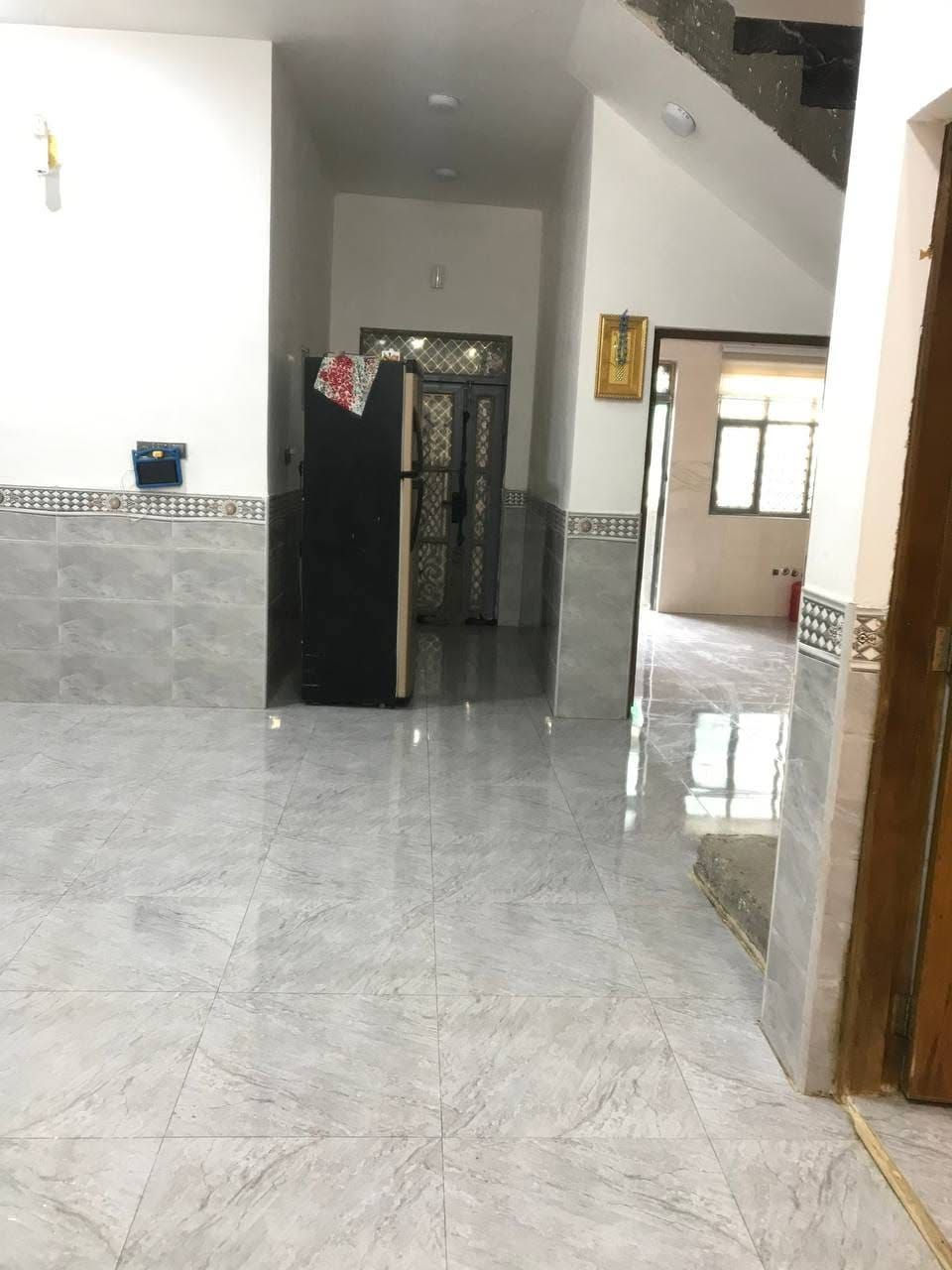 بيت  230م   سند 25 بناء طابوك أساس صب كونكريت سقف صب كونكريت يتكون من صالة  واستقبال وغرفتين  ومطبخ وصحيات داخلية وخارجية العنوان الديوانية التقيه مجاور مجمع السلام  قرب مطعم بغداد مباشر وجهة ع الشارع العام  ***********+*********** واتساب *********** او مراسلة الصفحة
