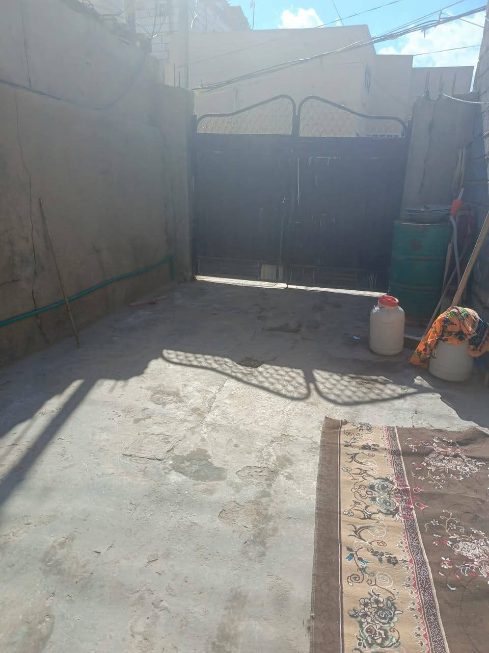 سلام عليكم بيت للبيع المكان كربلاء امن الداخلي البيت 161متر الارضيه برسلين طابو صرف كون كريت مسلح قريب ع شارع  والبيت مثل ما موضح بصوره طابق الثاني غرفه وحمام بس ناقصها لبخ وارضيه رايدينه ب95 وبي مجال بسيط الرقم ***********
