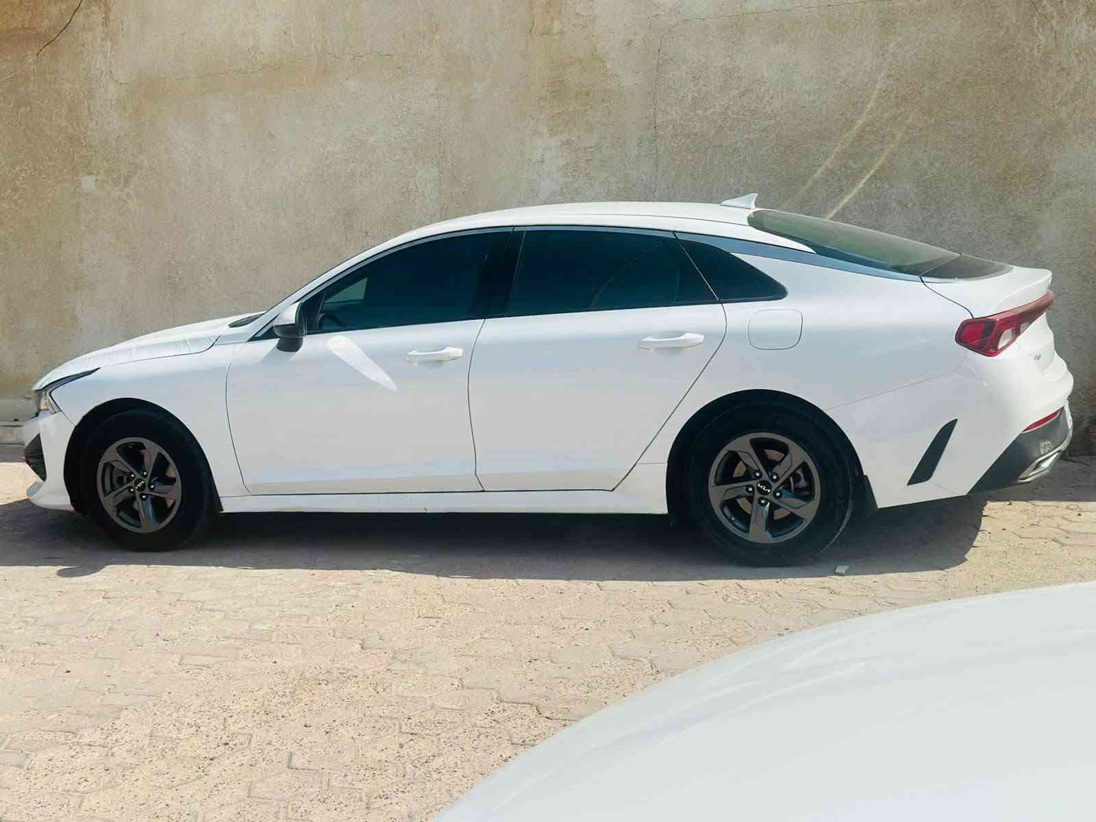 السلام عليكم
كيا K5 موديل 2022
رقم كربلاء معوقين سنه وصير حرة 
بيها وكاله عامة من صاحب سيارة 
وارد امريكي 
✔️ نظافة عالية جداً 
⚙️ المحرك:
✔️ 4 سلندر
✔️ سعة 1.6 لتر 
✔️ أداء قوي + صرفية مناسبة
✔️ كير أوتوماتيك
✔️ مقاعد مخملي 
✔️ كاميرا خلفية
✔️ حساسات أمامية وخلفية
✔️ لايت زينون + LED خلفي
✔️ هندبريك بصمة
✔️ تحكم ستيرن متعدد الوظائف
✔️ مثبت سرعة
✔️ نظام Eco / Sport
✔️ مكيف أوتوماتيك
✔️ شحن USB
✔️ نظام ABS
✔️ مانع انزلاق
✔️ وسائد هوائي
✔️ نظام المحافظة على المسا
✔️ تحذير النقطة العمياء
للبيع  او المراوس 
السعر مطلوب135ورقة
البصرة الجمهورية
هـ7735242744
