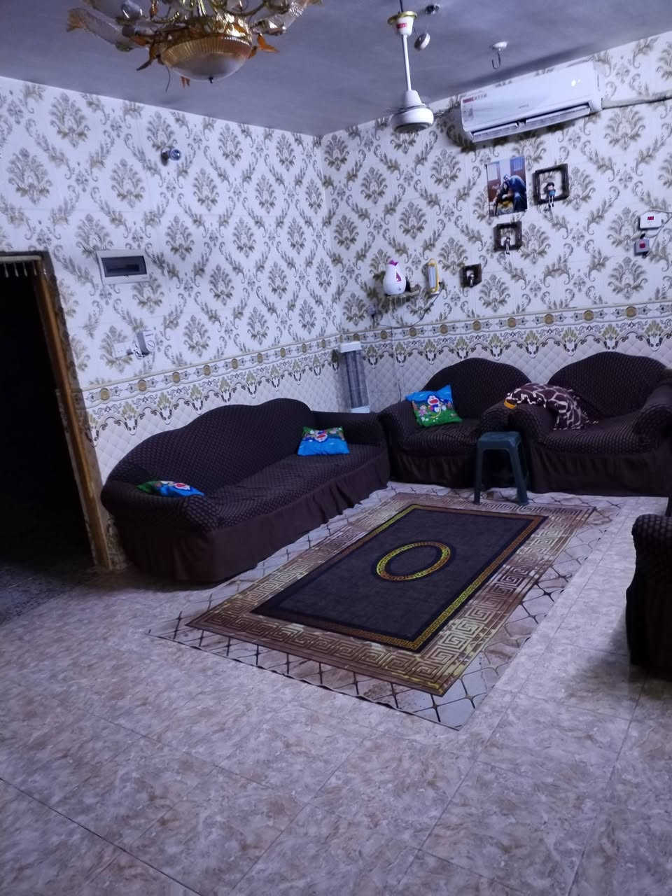 سلام عليكم بيت للبيع كامل و200مترالمساحة يحتوي علئ 2غرف نوم واستقبال وصالة وصحيات داخلية وكراج وديكورات الجدران حديثة كامل طريق ابوالجاسم ورة صورة الوائلي بكيلويبعدعن الشارع العام 20مترقريب عن الشارع العام جاهزوسعرمناسب 45بي مجال للشراي الاتصال علئ رقم ***********
