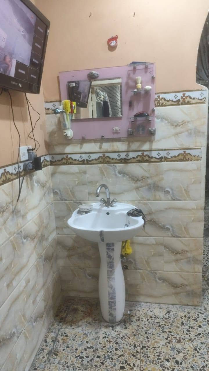 بيت للبيع دولان مستقل طابو صرف قرب جامع الحسن الجديده الرابعه قرب شارع حنون  المساحه ٨٨ متر طابقين استقبال وغرفتين ارضي وصحيات ومطبخ وغرفتين وصاله طابق ثاني بناء عكاده نظيف للتواصل مكتب ابو سيف الجبوري للوساطة العقارية ***********/***********

