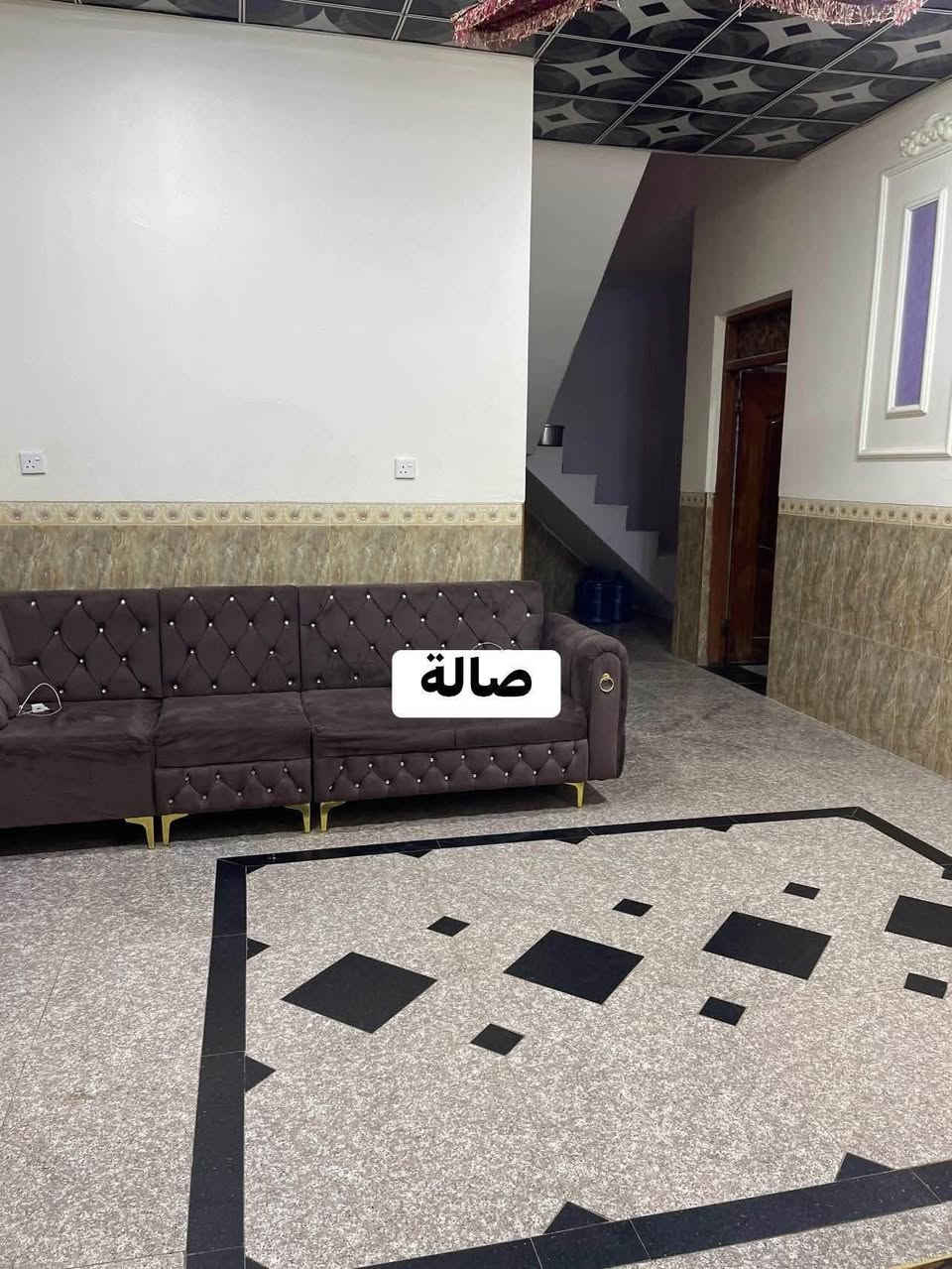 مراوس مع مزرعه بالديوانيه او بيع عادي
بيت في الخصيمه طابو صرف 3 طوابق ع شارع العام ركن يم المركز الشرطة طابق الارضي غرفه ،الثاني 4 غرف ،الثالث غرفه وحده 1 مجموع الغرف 6 غرف نوم ، الاستقبال طولها 6 امتار حمامين داخلي وخارجي بناء حديث 
مساحة120
***********

نص مكتوب في الصور:
- صالة
- غرفة بالطابق الارضي
- مطبخ بارد
- استقبال