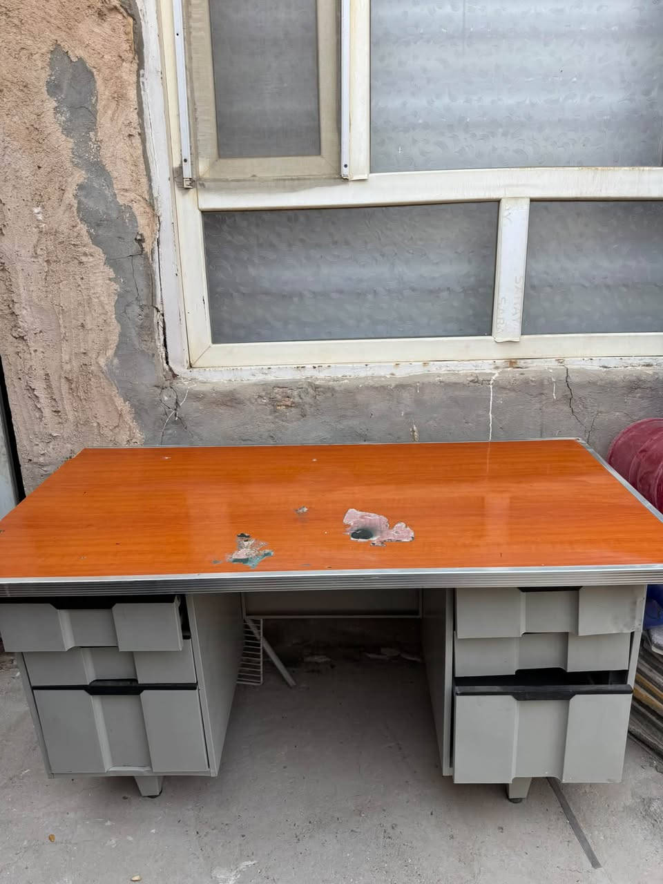 مكتب 4جرارات مع كرسي  ميز نضيف مع 2قنفات سعر القنفات 50والمكتب 50 الاستفسار الاتصال علئ ***********
