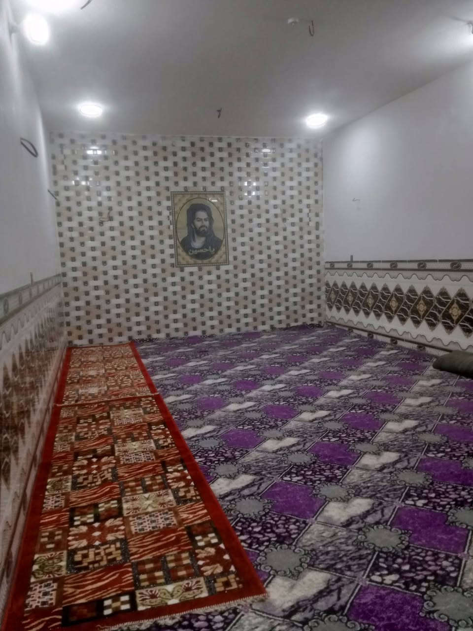 سلام عليكم ورحمة الله وبركاتة يوجد بيت البيع في كربلاء المقدسة منطقه جماليه قرب معمل الغاز مساحه 820متر موجود كافت الخدمات ماء كهرباء او مدرس سند 25تحويل بسم المشتري ثانيوم سعر 110بي مجال الشراي رقم ***********
