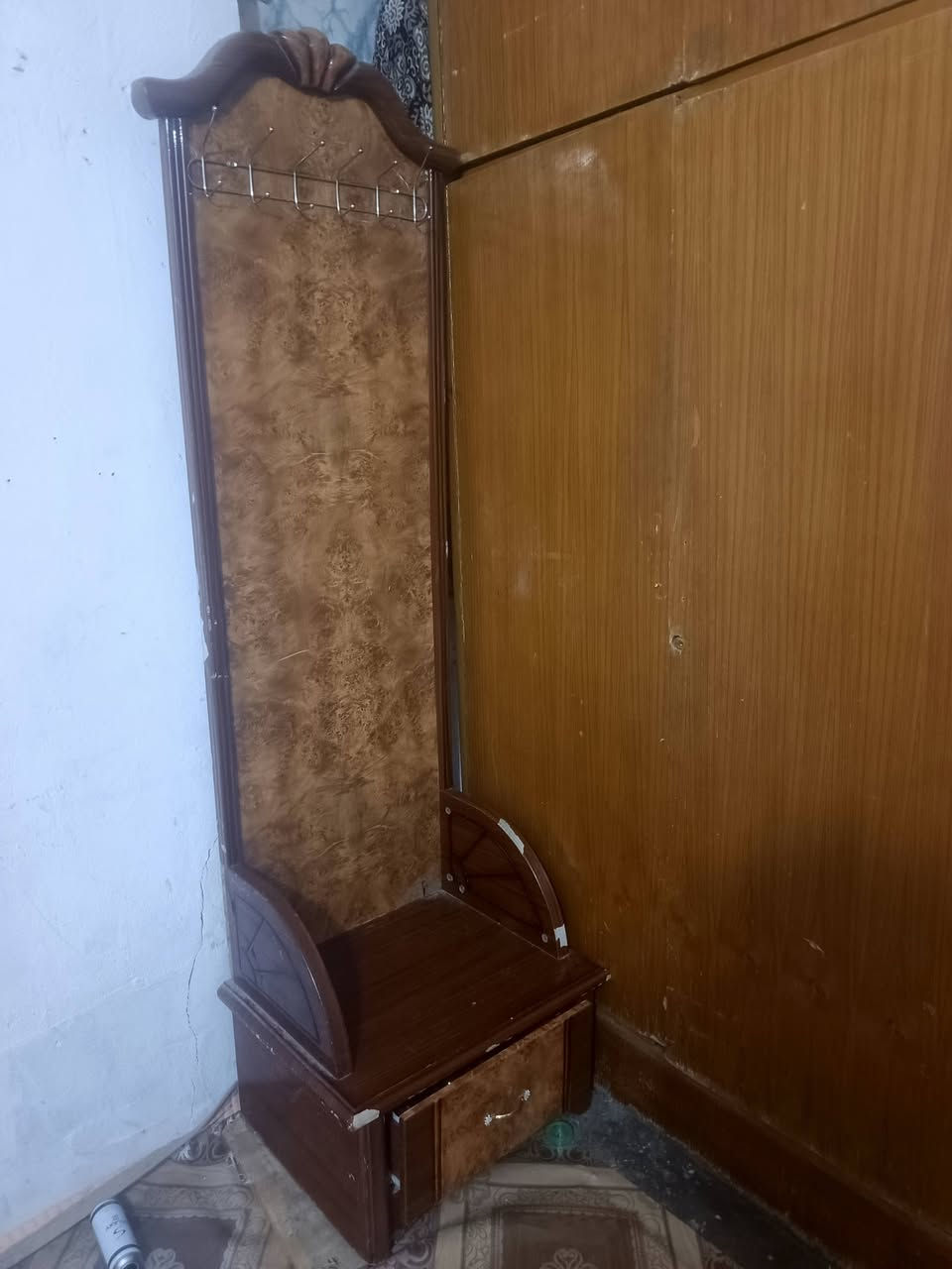 كنتور 6 بيبان عراقي ثقيل وياه جربايه وزاويه فقط سعر 60 ألف 
مبردات 2 حجم كبير نضاف جدا سعر الواحده 60 
مكان نجف حي القدس ***********‬
