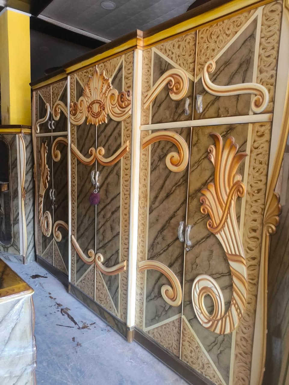 غرفة اخشاب حراري شغل مرتب 6باب ملحق تفصال تركي مستعمل يشبه الجديد بسعر 775الف وبيها مجال للطيبين عنوان كاطون شارع المدارس مزاد ضي القمر استفسار خاص او الرقم ***********
