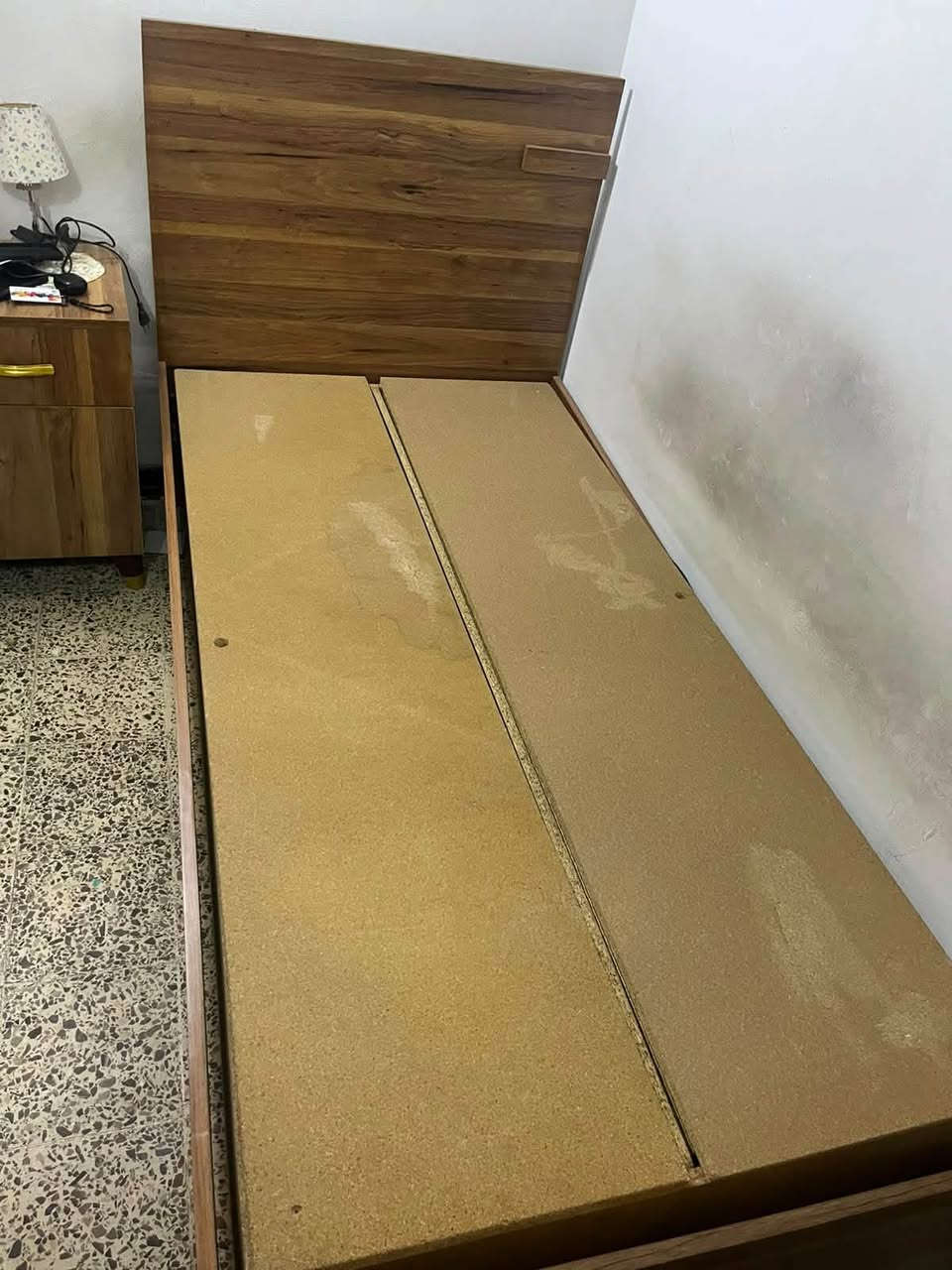 سلام عليكم غرفه نفر واحد كلش نضيفه  خزن بابين وجزامه وميز  صغير سعرها  200 وبيها مجال   مكاني بغداد حي الاعلام ***********
