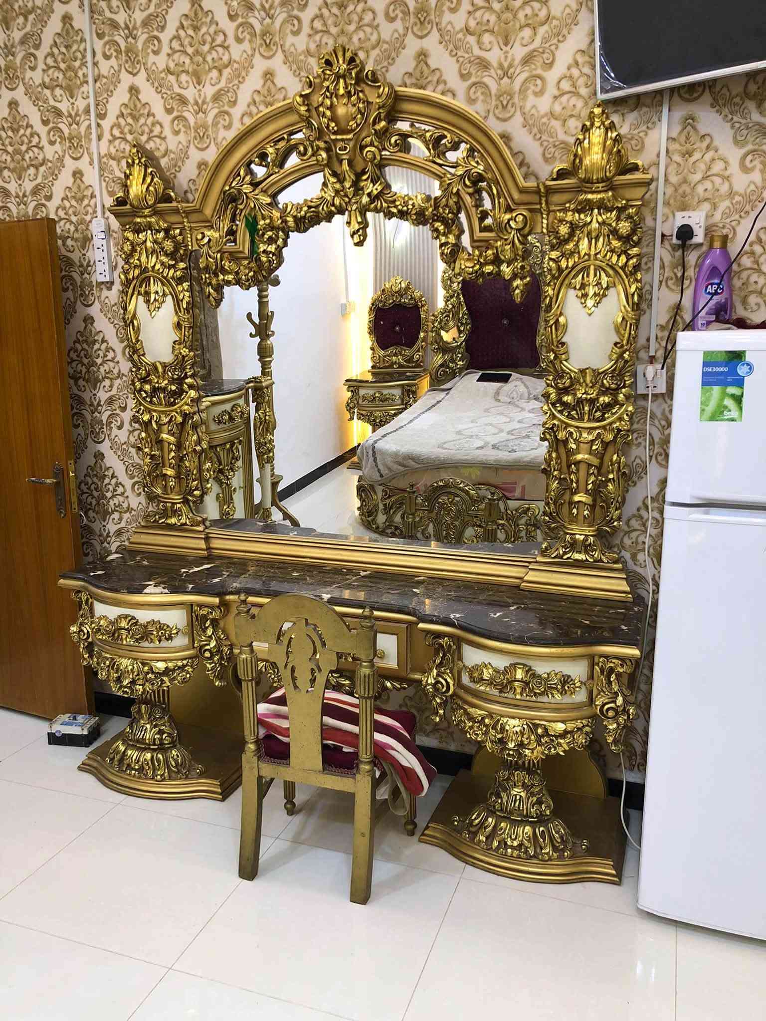 السلام عليكم غرفه مصريه ملكي خشب زان  روماني احمر من افضل انواع خشب الزان مع دوشك افضل انواع السفنج الراقي  السعر 2000،000 وبيها مجال 
 البصره القبله ***********
