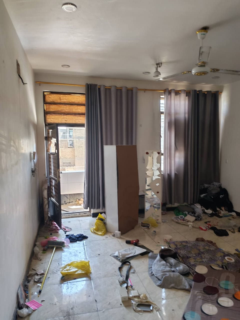 يوجد دار للإيجار في منطقة كفاءات السيدية بفرع اسواق سنبلة البيت جديد طابقين الطابق الأرضي غرفة نوم وصالة وهول ومطبخ فرفوري وتواليت وحمام فرفوري والطابق الثاني غرفتين نوم وهول وحمام وتواليت فرفوري السعر 650 الإيجار بالشهر الاتصال ***********
