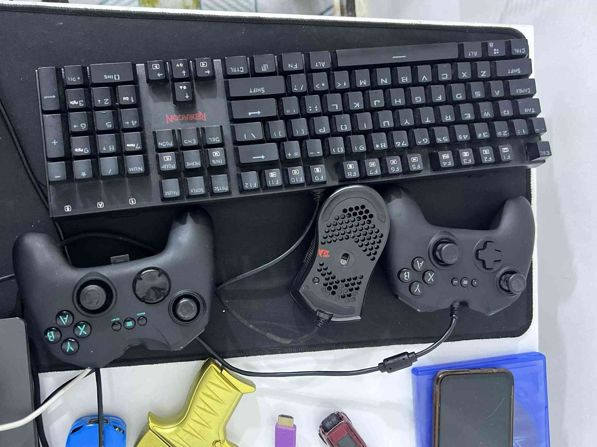 🎮 PC Gaming + كيبورد ميكانيكي وماوس للبيع – RTX 3060 12GB 🔥
للبيع تجميعة گيمنگ نظيفة ومستخدمة استخدام شخصي مع الملحقات، جاهزة للعب والشغل:
🔹 المعالج: Intel Core i5-10400F — 6 Cores / 12 Threads
🔹 كرت الشاشة: RTX 3060 12GB RGB
🔹 اللوحة: ASUS Prime H510M-WIFI — Wi-Fi + Bluetooth
🔹 الرام: 16GB (8×2) DDR4 3200MHz
🔹 التخزين: SSD 128GB + HDD 1TB
🔹 البور: 650W
🔹 المبرد: DeepCool هوائي
🔹 الكيس: Aura Gaming + 4 مراوح RGB بأكثر من 10 أنماط إضاءة (ملاحظة: مروحة أمامية وحدة متوقفة اضاتها تشتغل لاكن ما تفتر فقط وحده )
🎁 الملحقات الطرفية وياها:
⌨️ الكيبورد: كيبورد ميكانيكي (Redragon) إضاءة واستجابة سريعة
🖱️ الماوس: ماوس گيمنگ احترافي دقيق
🖱️ الماوس باد: متضمنة مع الملحقات
✅ الجهاز والملحقات شغالين تمام ومابيهم أي مشكلة واداه مذكور بالذكاء الاصطناعي كامل ويا صور تكدر تكلب براحتك 🤷🏻‍♂️🔥
💰 السعر: ( 950 الف كامله 🔒 )
📍 المكان: البصرة
📩 للتواصل: خاص او عً واتساب ***********
