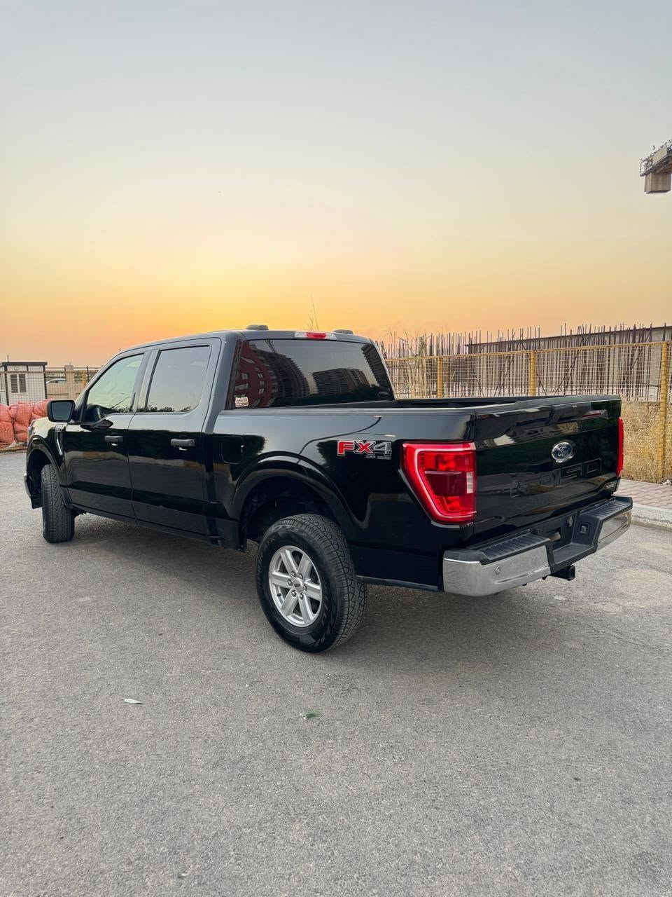 🔥 للبيع: فورد F-150 موديل 2023 - بحالة ممتازة وقفة هيبة 🔥
📌 التفاصيل العامة:
النوع: فورد اف 150 (Ford F-150)  
الموديل: 2023
اللون: أسود ملكي  
نوع الكابينة: غمارتين (SuperCrew)  
نظام الدفع: 4x4 (دفع رباعي)  
🛠️ حالة البودي والضمان:
الحادث: تبديل (باب + جاملخ) بلادي نفس اللون بدون صبغ.
الدواخل: مكفولة 100% (بدون دواخل أو تعديل بالمقصورة).
الأيرباك: سليمة بالكامل بشرط الفحص (بدون أيرباك طاق).
الجاهزية: السيارة جاهزة من كل شيء، محرك وقير وبودي بحالة ممتازة جداً.  
✨ المواصفات والكماليات:
حزمة الكروم الخارجية (شبك أمامي ودعاميات كروم).  
ويل ألمنيوم بلادي + كشافات ضباب وحوامل سحب أمامية.  
شاشة لمس تعمل بنظام SYNC 4 مع دعم Apple CarPlay و Android Auto.
كاميرا خلفية، حساسات توقف، ومثبت سرعة.
وضعيات قيادة متعددة للمدينة والطرق الوعرة.
💰 السعر المطلوب: 270 ورقة ($27,000)
📍 الموقع: [اربيل]
📞 للتواصل والاستفسار: [‎***********] يتوفر واتساب
