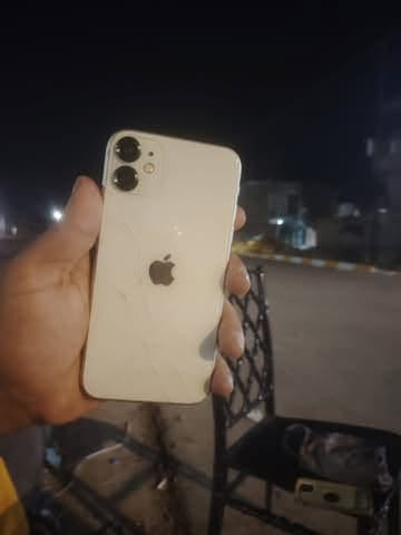 آيفون ١١للبيع سعر ٢١٥بيه بس هاي ضربه بضهر لي موضحه بصوره باقي بلادي مكفول كفاله عامه توصل ع رقم ***********

