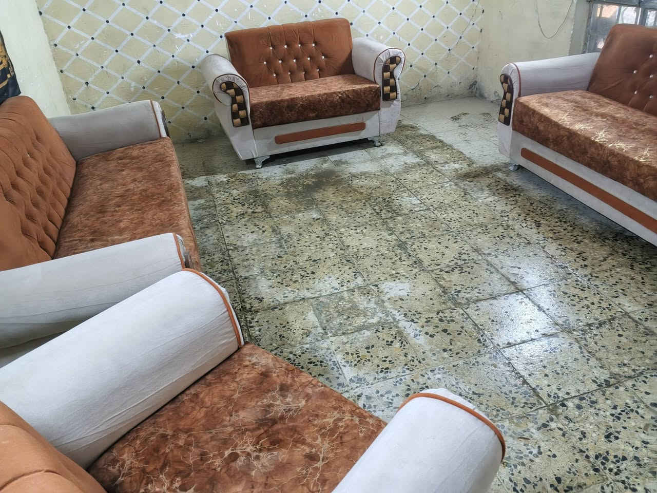 تخم عشر مقاعد نضيف اسفنج عالي العنوان بابل الحمزه الغربي الحي العسكري الاستفسار ***********
