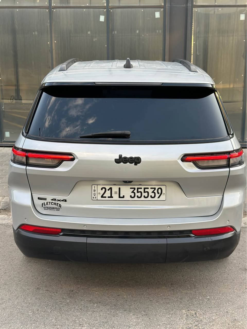 Jeep Laredo 2022 L black top 
بۆنیتی بۆیاخه‌ له‌گه‌ڵ بستی چاملغی بی ئیرباگ بی شانسی هه‌موو به‌شه‌رت 
مواسه‌فاتی بلاك تۆپ به‌س سڵاید نیه‌ 
٤ تایه‌ی لۆكی دانلوبی له‌سه‌ره‌ 
٦٩,٠٠٠هه‌زار میل ڕۆشتووه‌ 
گێر و مه‌كینه‌ به‌شه‌رت 
دیناری مه‌سره‌فی تیا نیه‌ 
سه‌نه‌وی تازه‌ به‌ ناوی خۆمانه‌وه‌یه‌ 
سعری ٢٥٥ و مه‌عامه‌له‌ 
*********** السليمانية, العراق

