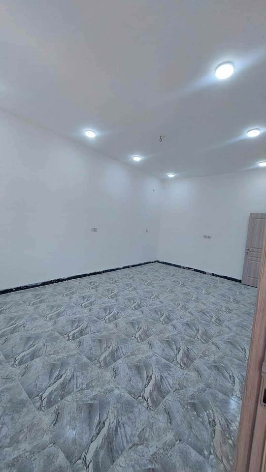 بيت طابو زراعي مساحة ٢٢٠متر بناء حديث كامل مابيه اي نقص كونكريت مسلح يقع في حي الجامعه نهاية شارع عشرين يحتوى على غرفتين نوم واحده سويت صحيات داخليه وخارجية استقبال كبير صالة مطبخ حار وبارد حديقة وكراج سيارة كهرباء ثري فيرز. الاتصال على الرقم *********** السعر ١٣٠
