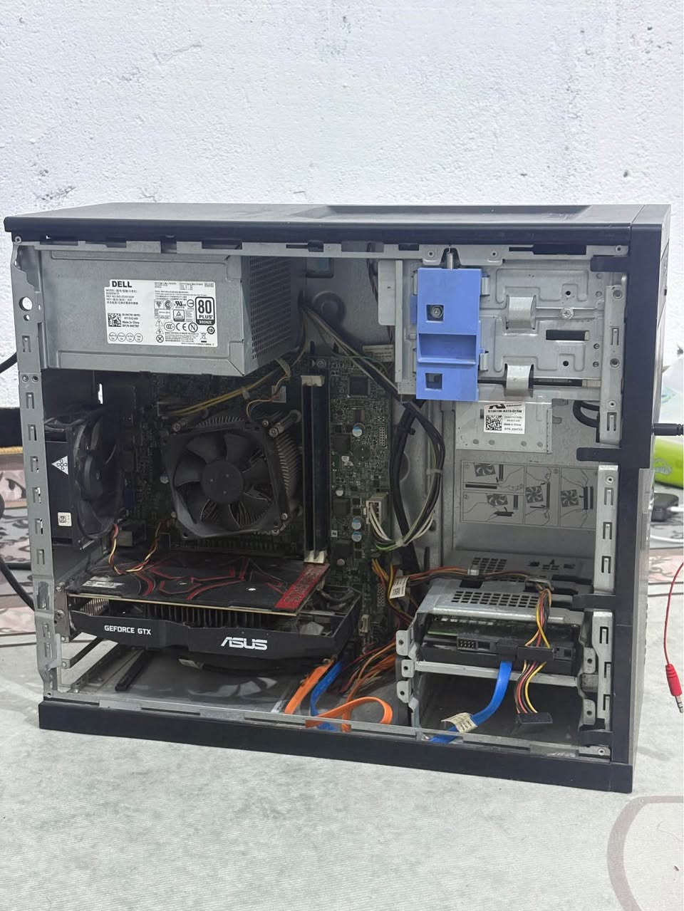 Intel Core i5-4590
* كرت الشاشة (GPU): NVIDIA GeForce GTX 1050 Ti
* الرام (RAM): 8GB
* التخزين:
    * SSD سعة 128GB
    * HDD سعة 500GB
* الشاشة: موجودة ضمن التجميع

السعر 250 الف نهايته
رقم التواصل ***********
العنوان بصرة - المطيحة البصرة, العراق

