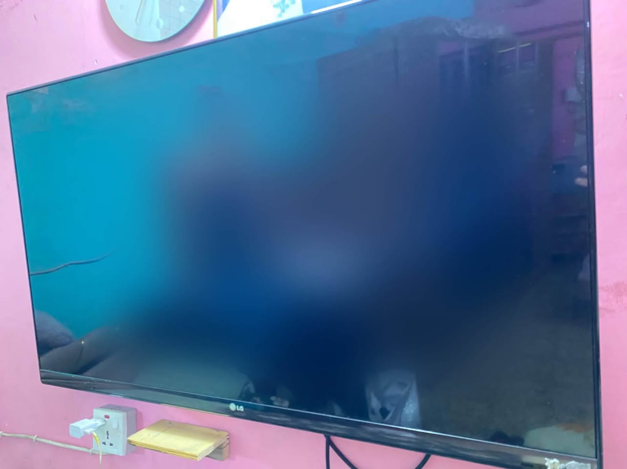 بلازما LG القديم حجم 50 سعرها 200 شغاله كلشي مابيها تواصل :***********

