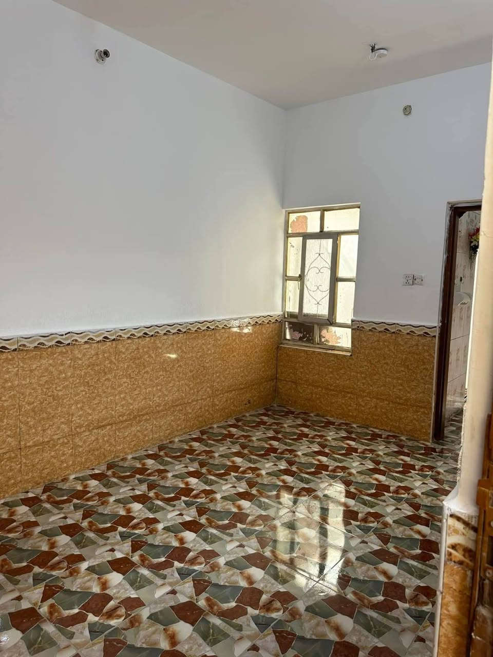 منزل للبيع في حي ميسان قطاع 23
البيت طابقين الطابق الأرضي صاله ومطبخ وستقبال وصحيات داخليه وصحيات خارجيه الطابق الثاني صالة وغرفه كبيرة
مقابل مشتل ميسان مجاور مدرسةالتراث الاهلية خلف جملة ابو أمير  يبعد ع شارع الكيات 50متر
مساحة المنزل 50متر  طابقين واجة المنزل 5ونزال 10
سعر البيت. 82مليون غير متواجد ع فيس ***********وتساب او تصال
