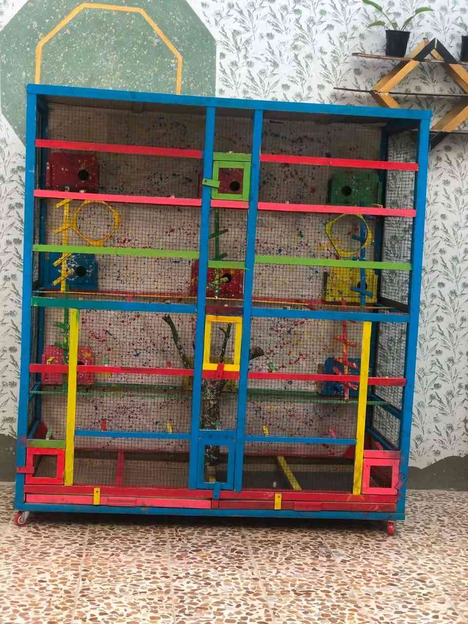 يتوفر قفص طيور الحب  شغل
الارتفاع 160  /  العرض150 / العمق 60  

عدد البيوت 9  يوجد شجرة بالنص  للجمالية جكامج ثنين 
بالاسفل  سيم فوك الجكامج  القفص بي تيات  تحركه يمين يسار  شغل درجه اولى  يتوفر فصالات حسب رغم الزبون ويتوفر ايضا خانات مال طيور  للحجز الاتصال ع رقم الهاتف ***********  ابو عبدالله النجار
