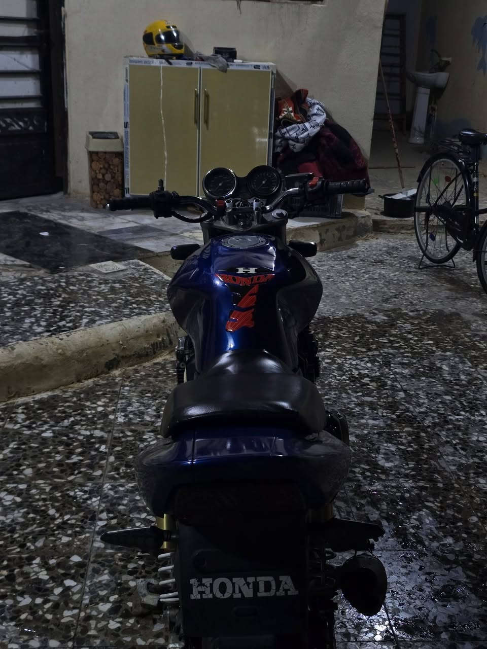 السلام عليكم سيبي فور 400cc النضافه كدام عينك كلشي موضح بلفيديو والفيديو من قريب اوارق بيها 3 اوراق بس تعبانه الدراجه فول شلعه ومعدل تخم تايرات جدد باتري جديد الدراجه تاخذها تتونس بيها مكاني كربلا طويريج المكينه كفاله بس تفيلس صالنصه رياضي صوت بلمكينه ابد ماكو بلفيديو موضح اكو صوت بس مو بلمكينه بلصالنصه لان قويه ومن تجي تتاكد وتشلع عيوني 
الرقم:***********
السعر:مليون و 350
