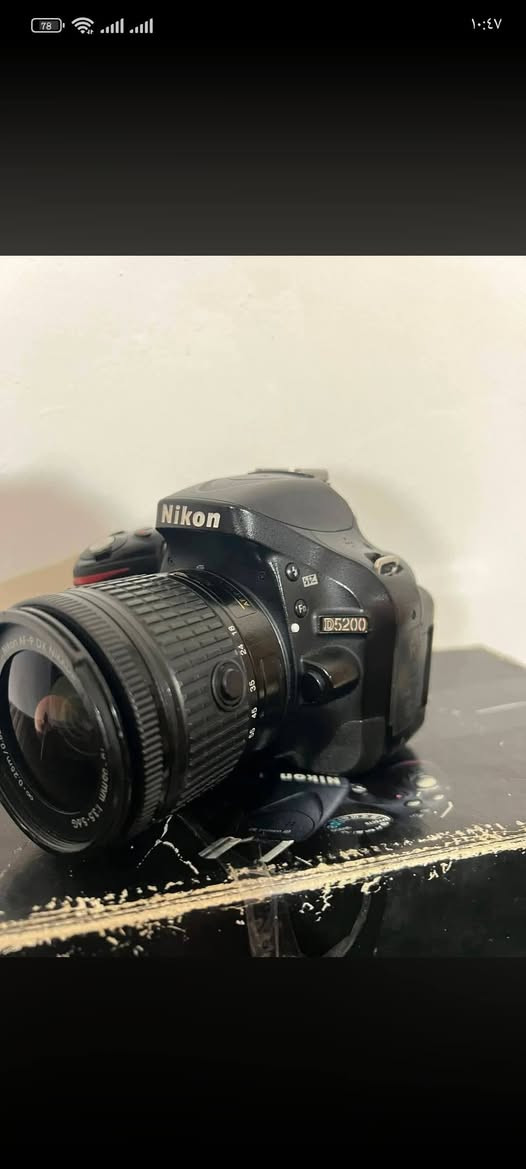 كاميرا نيكون D5200 جديده نضافه 100%99 عدا ضربه كلش بسيطه ب البدي يم البطاريه وابد ما مأثره ع صورتها او الفديو مالتها الضربه موضحه بلصوره
اخت الجديده مستخدمه استخدام شخصي فديو واضح جدا وصوره دقه عاليه جدا فلاش شغال كاميره زيروو تقريبا 
 مع كامل ملحقات 
تحويله نقل الصور 
رام سعه 32 
زوم 18-55
حزام كتف 
شاحنه 
كاميرا نضيفه كلش 
محتاج واريد ابيع مستعجل كلش 
السعر 300 وبيها مجال 
للاستفسار *********** 
متوفر توصيل كل العراق
