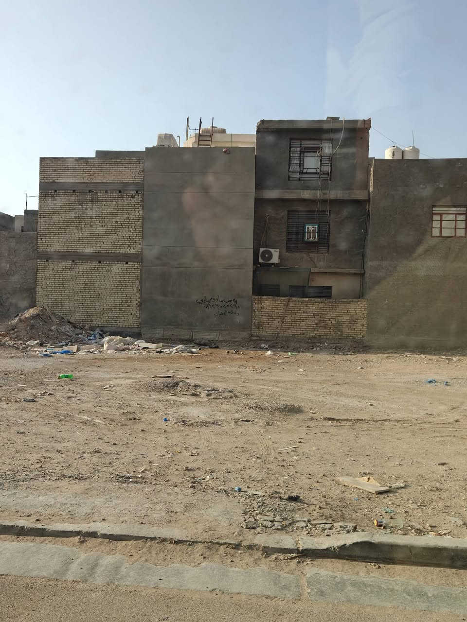 قطعه ارض 150م للبيع موقع مميز حي الجهاد مربع المسائله والعداله قريب الشارع العام المؤدي للعامريه وشارع المطار واجهه 7 ونص نزال 20 للاستفسار اتصل ع *********** شركه المستقبل للوساطه العقاريه
