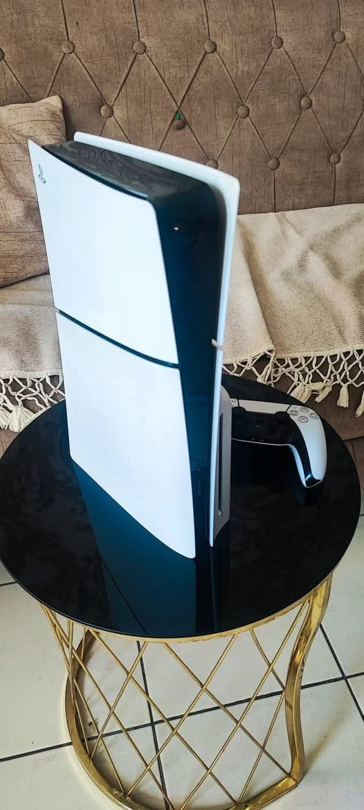 PS5 Slim 1T UK البريطاني
PS5 Slim 1T UK البريطاني 
ملحقاتة 
جوستك البلادية مالتة
قرص فيفا 25 
والكارتونة مالتة موجوده
مابي اي نقص كامل مكمل
وما مفتوح ولا داخل صيانة
وبي ضمان حق الفحص او الفتح 

سعرره 800 الف 

عنواني بسماية 
للاتصال ***********
