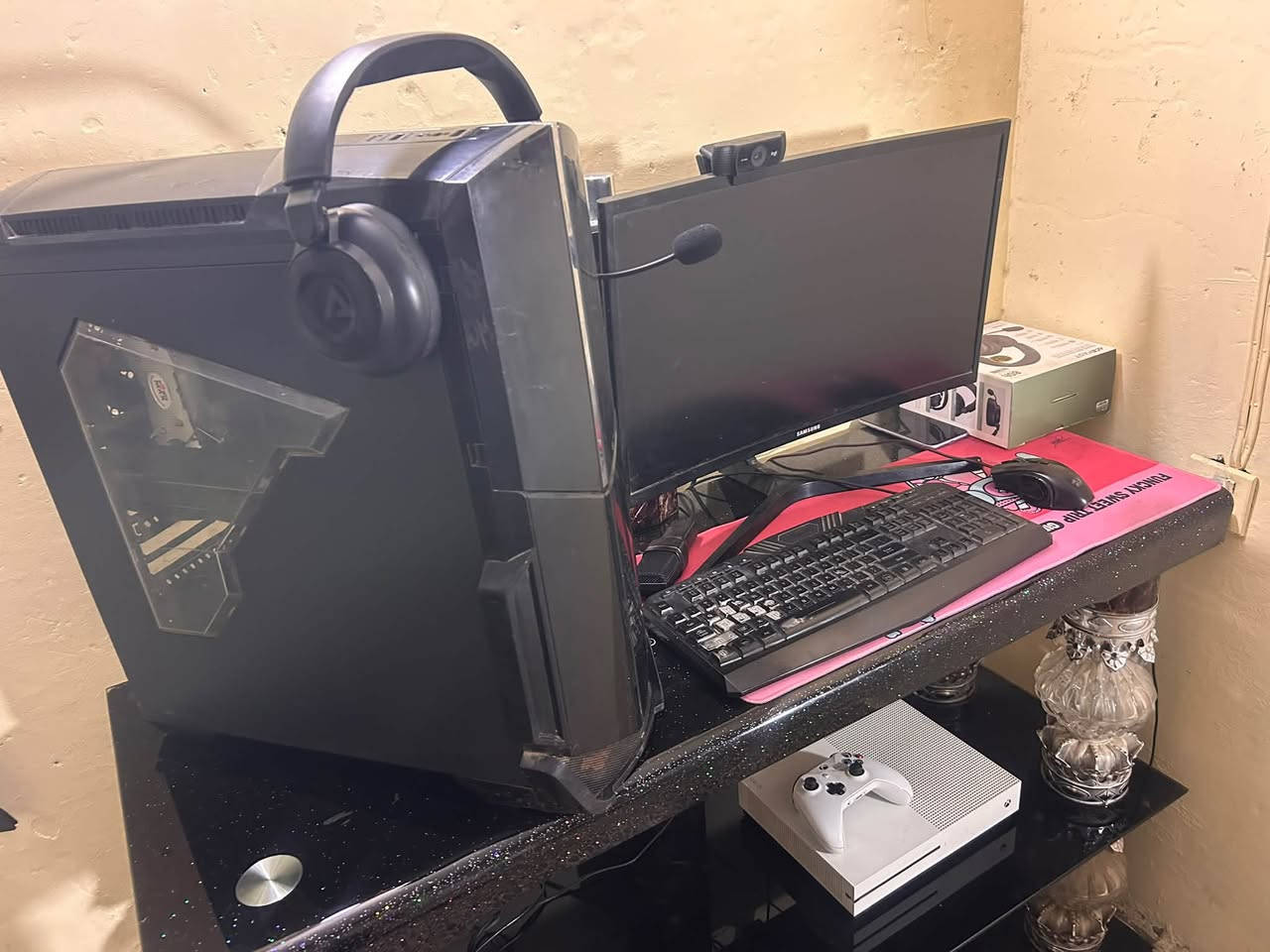 Pc للبيع مواصفاتها بل صور مكاني بغداد
***********

نص مكتوب في الصور:
- About Your PC is monitored and protected. See details in Windows Security Installed RAM 16.0 GB Speed: 2666 MHz Processor Intel(R) Core(TM) i5-10400F CPU @ 2.90GHz 2.90 GHz Graphics Card 6 GB NVIDIA GeForce GTX 1060 6GB 347 GB of 1.13 TB used Storage 1.13 TB DESKTOP-PUIF7Q5 System Product Name Rename this PC Device Specifications Copy Device Name DESKTOP-PULE7Q5 Processor Intel(R) Core(TM) i5-10400F CPU @ 2.90GHz 2.90 GHz Installed RAM 16.0 GB (15.9 GB usable) Graphics Card NVIDIA GeForce GTX 1060 6GB (6 GB) Storage 224 GB SSD KINGSTON SA400S37240G, 932 GB HDD WDC WD10EZEX-08WN4A0 Device ID F6A1EA9D-5B7A-40B5-A986-929245A07E80 Product ID 00330-80000-00000-AA663 System Type 64-bit operating system, x64-based processor Pen and touch No pen or touch input is available for this display Frequently asked questions How does having 16 GB or more of RAM impact my PC's performance? Can I run modern applications smoothly with this RAM capacity? Is my GPU sufficient for high end gaming and video experience? How can having a dedicated GPU enhance my experience and productivity? Am I running the latest version of the Windows OS? What is the latest Windows version?