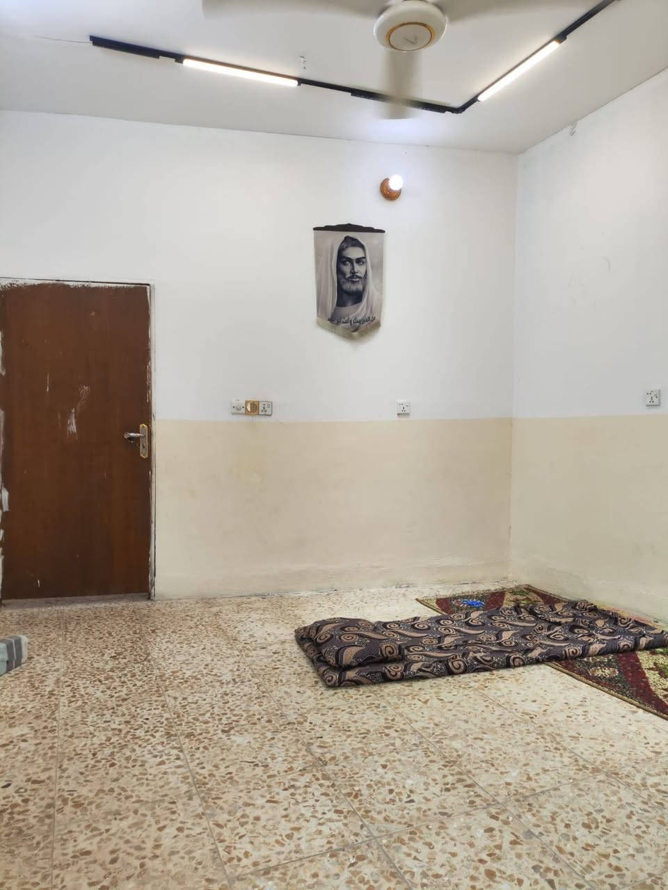 السلام عليكم دار للبيع مساحه 100متر في كربلاء شارع بغداد عامود 12مقابل حي العباس يبعد عن الامام كيلوين زراعي عقد 117يحتوي على غرفه وصاله ومطبخ واستقبال وصحيات داخليه وخارجيه السعر 50وبي مجال علمن يرهم مراوس حسب القناعه الاستفسار ***********. ‏‪***********‬‏
