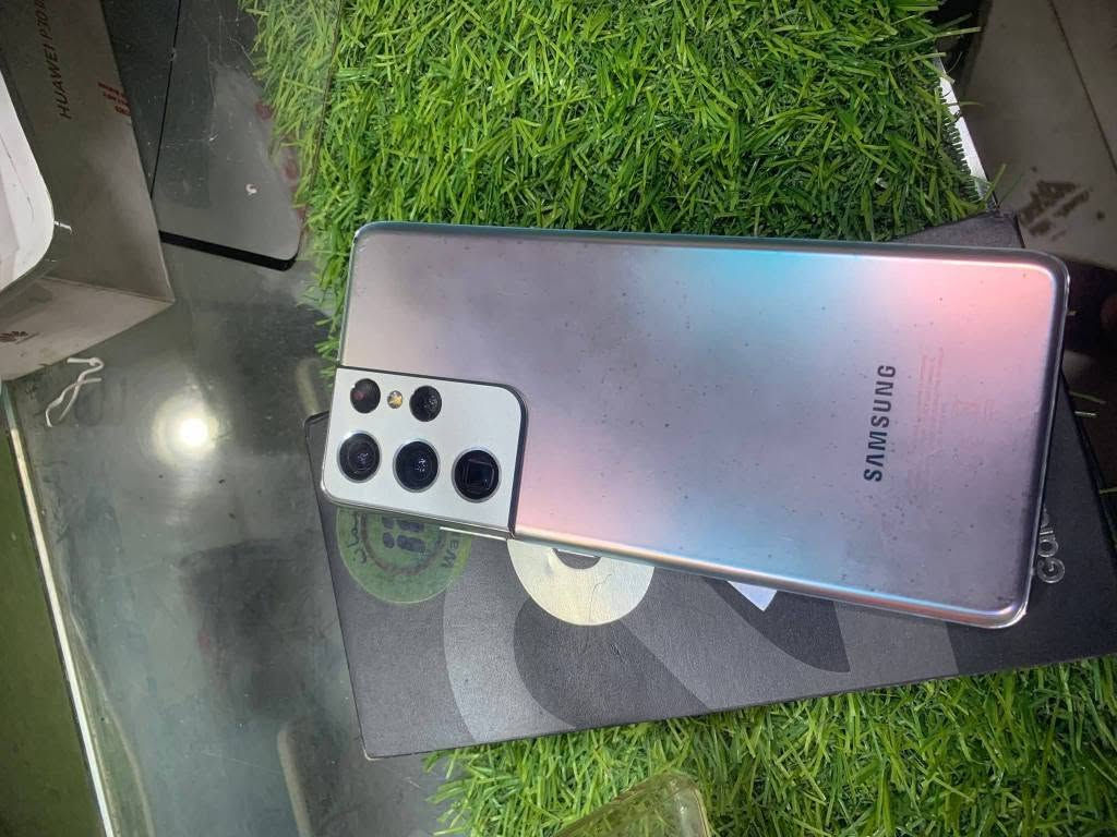 الجهاز الاصلي من سامسونج توفر 
s20 الترا
 الشاشة: Dynamic AMOLED 2X بمقاس 6.9 بوصة، بدقة QHD+ ومعدل تحديث 120Hz.
المعالج: Exynos 990 (لنسخة الشرق الأوسط) أو Snapdragon 865 (لأمريكا).
الكاميرا الخلفية (رباعية): أساسية 108 ميجابكسل + تقريب 48 ميجابكسل (زوم حتى 100x) + زاوية عريضة 12 ميجابكسل + عمق TOF 3D (تصوير فيديو 8K).
الكاميرا الأمامية: 40 ميجابكسل.
الذاكرة والتخزين: رام 12 أو 16 جيجابايت / مساحة 128 أو 512 جيجابايت (مع دعم كارت ذاكرة خارجي).
البطارية: 5000 مللي أمبير وتدعم الشحن السريع قدرة 45 واط والشحن اللاسلكي. 
السعر 355 الف
بغداد زيونه ربيعي قرب مجمع البركه 
*********** بغداد, العراق
