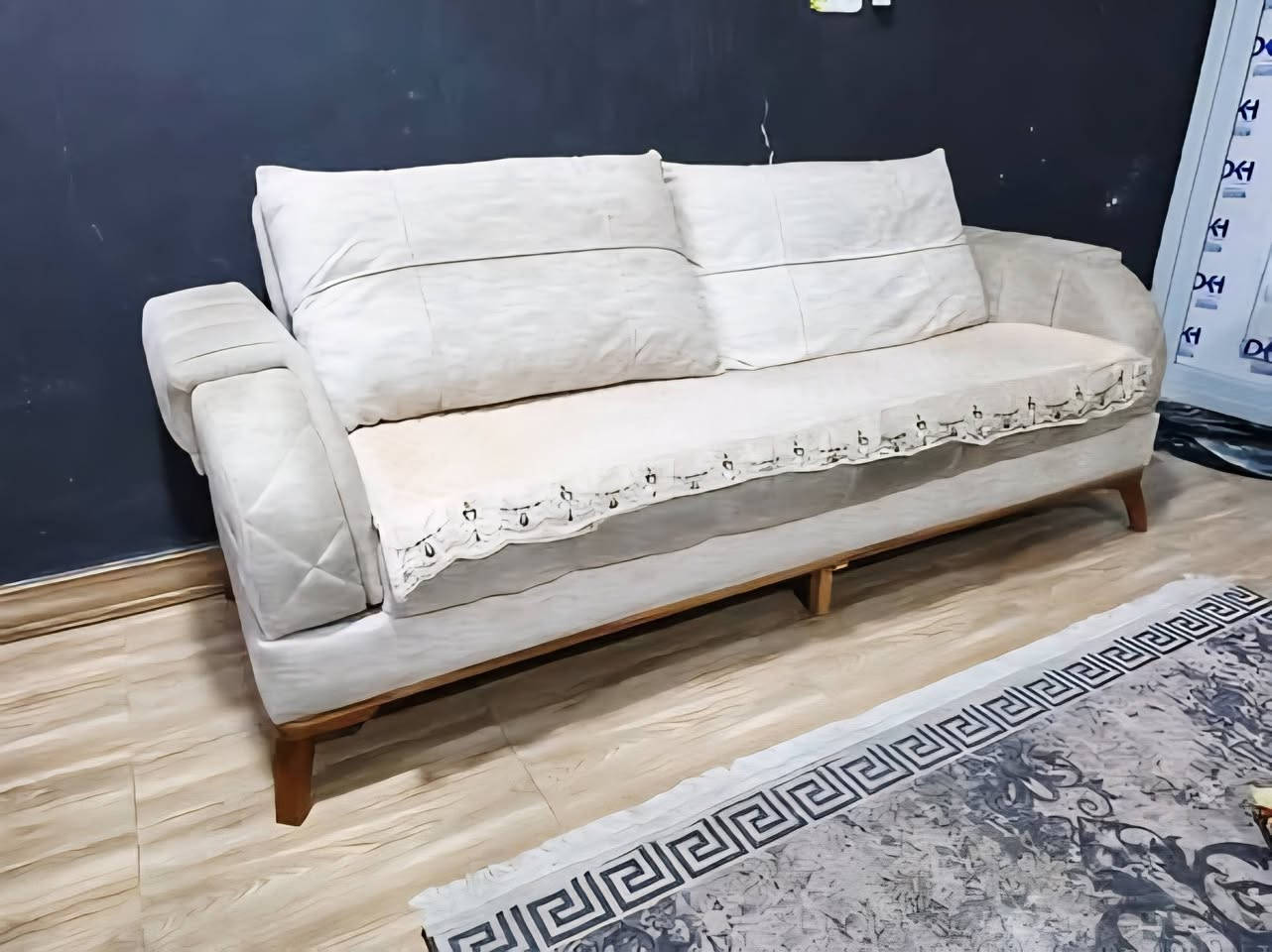 🛋️ للبيع طخم قنفات  أنيق ومميز ✨

طخم قنفات متكامل وأنيق، لون هادئ وفخم ومناسب للصالات والمجالس.
10 مقاعد 
🔹 قنفة ثلاثية عدد 2 
🔹 قنفة ثنائية 1
🔹 كرسيين مفرد 
🔹 قماش ناعم ومريح ووتر بروف 
🔹 تصميم راقي وأرجل خشبية
🔹 الحالة جيدة ونظيفة

💰 السعر 850 الف  وقابل للتفاوض للجادين
📍 المكان: البصرة / القبله 
📞 للاستفسار والتواصل: *********** 
فرصة حلوة للي يريد طقم مرتب وأنيق للبيت 🏠❤️
الصور حقيقية، والمعاينة خير دليل.

نص مكتوب في الصور:
- مناسب للبيت والمجالس للبيع طقم كنب أنيق ومريح طقم متكامل (كنبة ثلاثية + كنبة ثنائية + 2 كرسى) تصميم عصري وأنيق يناسب جميع الديكورات قماش ناعم ومريح بجودة عالية هيكل قوي ومتين للاستخدام الطويل حالة جيدة ونظيف مع بعض تفاصيل البسيطة فرصة مميزة لا تفوتها السعر مناسب والقابل للتفاوض للاستفسار أو المعاينة يرجى التواصل