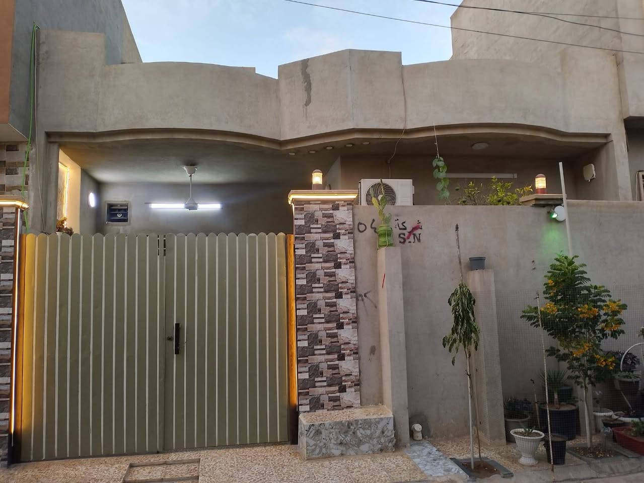 السلام عليكم
دار للبيع في مزارع زيونه قرب المرور عرض 8 وطول 17ونص مساحتها 140متر
غرفيتن
واستقبال
ومطبخ
وصحيات داخلي وخارجي
للاستفسار الاتصال على الرقم
***********
وللتواصل  واتس هم
