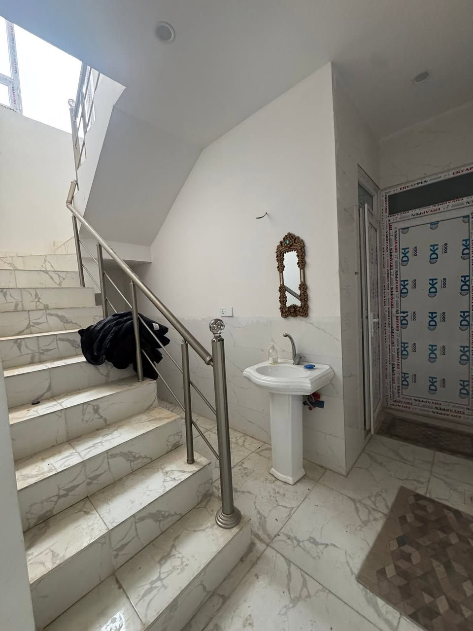 بيت للبيع مساحه 170
مجمع راسان 🏨
غرفه نوم ٢ 🏨
واصله 🏨
واستقبل 🏨
وطبخ 🏨
وصحيات🏨
واصل 65 شركه💸
باقي 25 مليون 💵

الدخوليه ثالث فرع على يمين 
بيع سريع 
سعر الكلي 90 بي مجال
للستفسار اتصل ***********☎️📞

