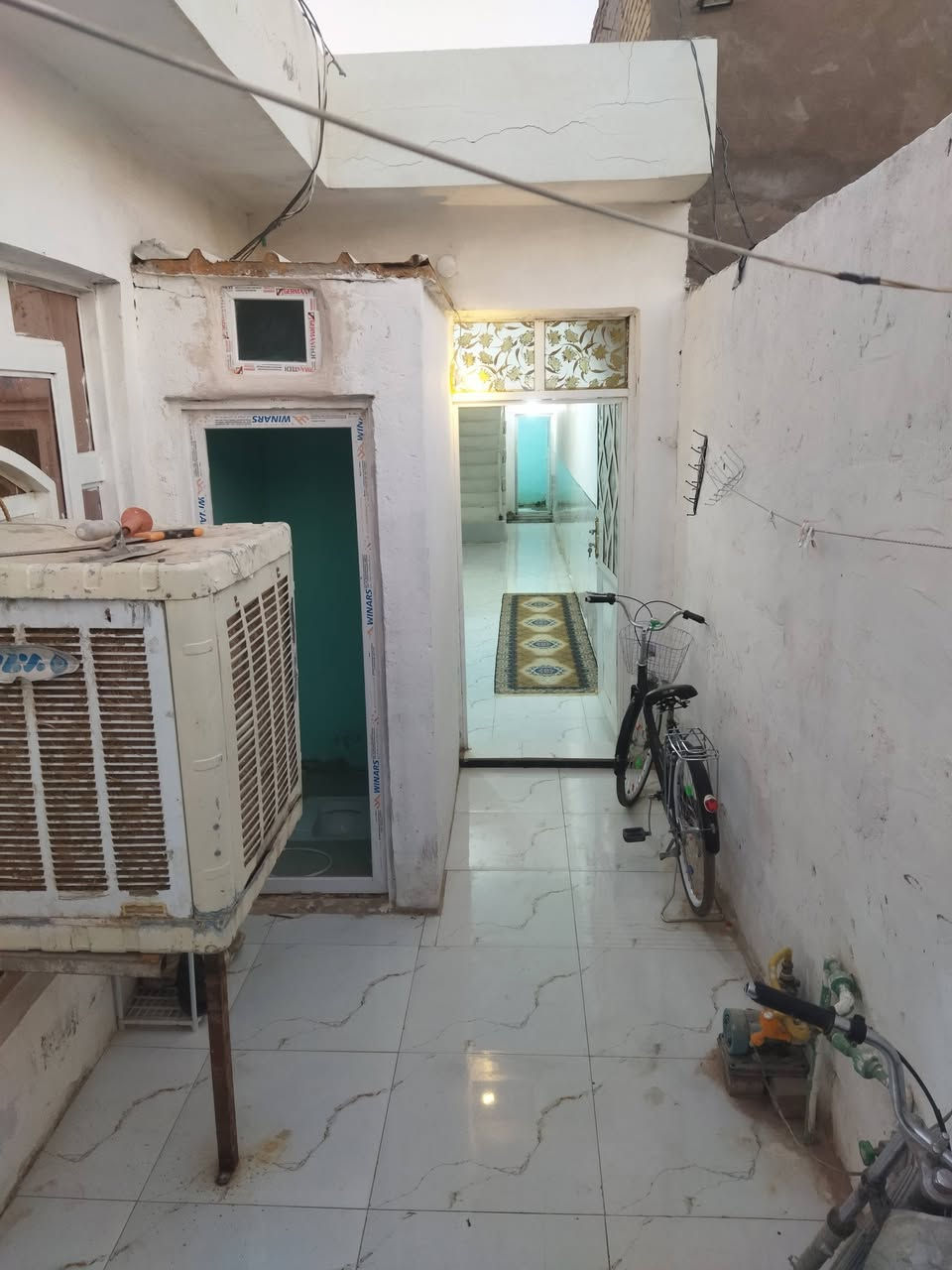 سلام عليكم بيت البيع مساحه 120متر يحتوي لبيت عله ستقبل ومطبخ وصاله وغرفتين حمامات ثنين مكشوفات ثنين بناه بلوك سكف صب كنكريت مسلح رضيت البيت بورسلين مكان لبيت مقابيل قريت الغدير بشارع المسسه وهذا رقم ابو لبيت ***********السعر 33مليون معه المجال
